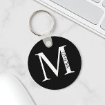 Porte-clés Monogramme personnalisé et Porte - clé de nom<br><div class="desc">Monogramme personnalisé et cadeau de nom caractéristiques monogramme personnalisé et nom dans le style de police serif classique. Parfait comme cadeaux de fête des pères pour papa,  cadeaux pour les groomsmen et pour toute occasion spéciale.</div>