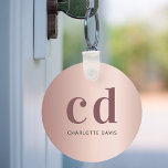 Porte-clés monogramme rose or rousse initiales métalliques<br><div class="desc">Un rose d'or faux métallique à l'aspect arrière - plan et de l'or rose foncé et du texte noir. Personnalisez et ajoutez les initiales et le nom du monogramme.</div>