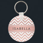 Porte-clés Motif chevron rose élégant en or rose faux<br><div class="desc">Accessoirisez vos clés avec style avec un porte-clés rond moderne chic. Le design présente un joli motif zig-zag chevron en feuille d'or rose faux et une bande rose, et votre nom ou autre texte personnalisé dans une police de caractères typographiques gris foncé simple. Cet accessoire élégant et tendance fait un...</div>