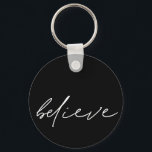 Porte-clés Motivational Believe manuscrit blanc Script<br><div class="desc">Motivational Believe manuscrit blanc Script typographie Un seul mot inspirant à porter avec vous. Ce design minimaliste a le style d'écriture manuscrite sur le noir. Le texte peut être changé en une couleur différente si vous le souhaitez.</div>