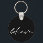 Porte-clés Motivational Believe manuscrit blanc Script<br><div class="desc">Motivational Believe manuscrit blanc Script typographie Un seul mot inspirant à porter avec vous. Ce design minimaliste a le style d'écriture manuscrite sur le noir. Le texte peut être changé en une couleur différente si vous le souhaitez.</div>