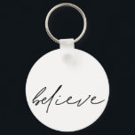 Porte-clés Motivational Believe manuscrit noir Script<br><div class="desc">Motivational Believe Handwriting Script Typography Un seul mot inspirant à porter avec vous. Ce design minimaliste a le style d'écriture manuscrite sur blanc. Le texte peut être changé en une couleur différente si vous le souhaitez.</div>