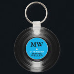 Porte-clés Musique personnalisée bleue Porte - clé de disques<br><div class="desc">L'image d'un disque-vinyle avec nom et initiale personnalisés,  et avec les mots "laissez la musique jouer"</div>