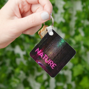 Porte-clés Mystère forêt d'épinette nature néon magenta signe