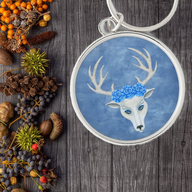 Porte-clés Mystérieuse tête de cerf blanc Antlers Roses bleus (White mystic deer head antlers with big blue roses on shades of blue keychain.)