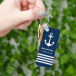 Porte-clés Nautical Navy Blue Welcome Aboard Nom du bateau An<br><div class="desc">Le porte - clé nautique est décoré dans un style côtier bleu marine et blanc simple et élégant,  avec un accent d'ancrage et des rayures horizontales. Personnalisez le texte personnalisé avec le nom de votre bateau ainsi que son emplacement ville et état.</div>