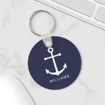 Porte-clés Nautical White Anchor and Custom Nom on Navy Blue<br><div class="desc">Moderne minimaliste Porte - clé nautique avec ancre blanche avec nom personnalisé en blanc moderne sans serif style police sur arrière - plan bleu marine.</div>
