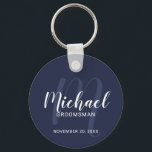 Porte-clés Navy Blue Modern Script Cuomsmen personnalisé<br><div class="desc">Ajoutez une touche personnelle à votre mariage avec un porte - clé de toiletteurs personnalisé. Ce porte - clé présente le nom des groomsmen personnalisées dans le style de police de script moderne blanc et monogramme dans le style de police de script moderne bleu marine clair comme arrière - plan...</div>