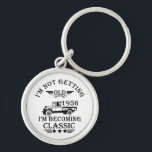 Porte-clés né en 1956 vintage anniversaire homme cadeau<br><div class="desc">Vous pouvez ajouter un peu d'originalité à votre collection de placards avec ce design graphique classique vintage camion avec une police de typographie impressionnante, est une excellente idée cadeau pour les hommes, femmes, maris, femme petite amie, et un petit ami qui aimeront cette oeuvre unique. Le meilleur cadeau de vacances...</div>
