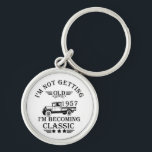 Porte-clés né en 1957 vintage anniversaire homme cadeau<br><div class="desc">Vous pouvez ajouter un peu d'originalité à votre collection de placards avec ce design graphique classique vintage camion avec une police de typographie impressionnante, est une excellente idée cadeau pour les hommes, femmes, maris, femme petite amie, et un petit ami qui aimeront cette oeuvre unique. Le meilleur cadeau de vacances...</div>