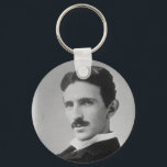 Porte-clés Nikola Tesla Portrait<br><div class="desc">Nikola Tesla (10 juillet 1856 - 7 janvier 1943) était un inventeur serbe-américain, ingénieur électrique, ingénieur mécanique, physicien et futuriste surtout connu pour ses contributions à la conception du système d'alimentation électrique à courant alternatif moderne (courant alternatif).</div>