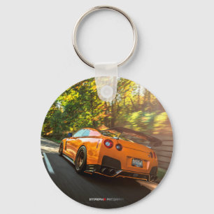 Porte-clés Nissan GT-R orange déchirant par des rues de