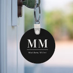 Porte-clés Noir blanc monogramme initiales nom minimaliste<br><div class="desc">Arrière - plan noir et texte blanc. Personnalisez et ajoutez vos initiales et votre nom de monogramme. Pour lui et elle.</div>