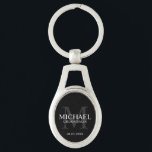Porte-clés Noir Groomsmen Personnalisé Nom et monogramme<br><div class="desc">Ajoutez une touche personnelle à votre mariage avec un porte - clé de toiletteurs personnalisé. Ce porte - clé présente le nom personnalisé du marionnettiste avec titre et date mariage en blanc et monogramme en gris comme arrière - plan, dans le style de police serif classique, sur arrière - plan...</div>