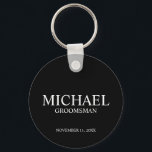 Porte-clés Noir Nom et monogramme du Groomsman Personnalisé<br><div class="desc">Cadeaux Groomsman Personnalisés modernes avec nom,  titre et date mariage personnalisées en style serif classique blanc sur arrière - plan noir. Aussi parfait pour Best Man,  Père de la Mariée et plus.</div>