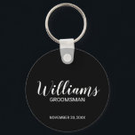 Porte-clés Noir Script Moderne Cuomsman Personnalisé<br><div class="desc">Cadeaux Groomsman personnalisés avec le nom de toiletteur personnalisé en blanc style de police script moderne avec titre et date mariage dans style de police sans serif moderne sur arrière - plan noir. Parfait aussi pour le meilleur homme, père de la mariée, demoiselle d'honneur, mère de la mariée et plus...</div>