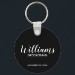 Porte-clés Noir Script Moderne Cuomsman Personnalisé<br><div class="desc">Cadeaux Groomsman personnalisés avec le nom de toiletteur personnalisé en blanc style de police script moderne avec titre et date mariage dans style de police sans serif moderne sur arrière - plan noir. Parfait aussi pour le meilleur homme, père de la mariée, demoiselle d'honneur, mère de la mariée et plus...</div>