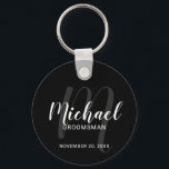 Porte-clés Noir Script moderne Groomsmen personnalisé<br><div class="desc">Ajoutez une touche personnelle à votre mariage avec un porte - clé de toiletteurs personnalisé. Ce porte - clé présente le nom des groomsmen personnalisées en style de police de script moderne blanc et monogramme en style de police de script moderne gris comme arrière - plan avec titre et date...</div>