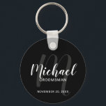 Porte-clés Noir Script moderne Groomsmen personnalisé<br><div class="desc">Ajoutez une touche personnelle à votre mariage avec un porte - clé de toiletteurs personnalisé. Ce porte - clé présente le nom des groomsmen personnalisées en style de police de script moderne blanc et monogramme en style de police de script moderne gris comme arrière - plan avec titre et date...</div>