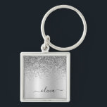 Porte-clés Nom de monogramme en métal glamour pailleté argent<br><div class="desc">Porte-clés monogramme en métal pailleté brillant argenté à feuilles de métal faux et métallisé. C'est le cadeau parfait pour un anniversaire des 16 ans, un mariage, une douche de mariée, un anniversaire de mariage, une baby shower ou une fête de bachelorette pour quelqu'un qui aime le luxe glamour et les...</div>