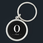 Porte-clés Nom de script Monogramme Personnalisé Noir Et Blan<br><div class="desc">Ce monogramme élégant et design élégant de nom de script peut être offert comme cadeau pour un anniversaire,  une faveur de mariage,  une douche nuptiale ou toute occasion. Il peut être customisé avec l'initiale et le nom de la personne.</div>
