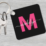 Porte-clés Nom de script noir rose chaud Monogramme<br><div class="desc">Créez votre propre Porte - clé de Carré de Monogramme moderne et personnalisé, noir et rose. Ce porte - clé carré élégant apporte une touche moderne et personnalisée à votre essentiel quotidien. Le design comporte un monogramme rose chaud audacieux, centré sur un arrière - plan noir solide, avec votre nom...</div>