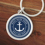 Porte-clés Nom du bateau et bordure de la corde d'ancre du po<br><div class="desc">Clavier pour votre bateau avec ancre blanche et élégante et emblème de corde avec votre nom de bateau personnalisé et port de voile sur un arrière - plan bleu foncé.</div>