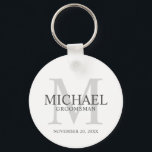 Porte-clés Nom et monogramme des Groomsmen personnalisés<br><div class="desc">Ajoutez une touche personnelle à votre mariage avec un porte - clé de toiletteurs personnalisé. Ce porte - clé présente le nom du marionnettiste personnalisé avec titre et date mariage en gris et monogramme en gris clair comme arrière - plan, dans le style de police serif classique, sur arrière -...</div>