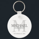 Porte-clés Nom et monogramme des Groomsmen personnalisés<br><div class="desc">Ajoutez une touche personnelle à votre mariage avec un porte - clé de toiletteurs personnalisé. Ce porte - clé présente le nom du marionnettiste personnalisé avec titre et date mariage en gris et monogramme en gris clair comme arrière - plan, dans le style de police serif classique, sur arrière -...</div>