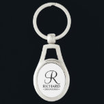Porte-clés Nom et monogramme du Groomsman personnalisé<br><div class="desc">Elégant Black and White Personnalisé Groomsman Cadeaux avec monogramme personnalisé en noir élégant style de police script avec nom et titre de groomsman dans le style de police serif classique sur arrière - plan blanc. Parfait aussi pour le meilleur homme, père de la mariée, demoiselle d'honneur, fille de fleurs, mère...</div>