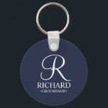 Porte-clés Nom et monogramme du Groomsman Personnalisé de la<br><div class="desc">Elégant Black and White Personnalisé Groomsman Cadeaux avec monogramme personnalisé en blanc élégant style de police avec nom et titre de groomsman dans le style de police serif classique sur arrière - plan bleu marine. Parfait aussi pour le meilleur homme, père de la mariée, demoiselle d'honneur, fille de fleurs, mère...</div>