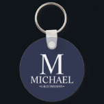 Porte-clés Nom et monogramme du Groomsman Personnalisé de la<br><div class="desc">Cadeaux personnalisés de Groomsman Black and White modernes avec monogramme personnalisé,  nom et titre de marionnettiste en style serif classique blanc sur arrière - plan bleu marine. Aussi parfait pour Best Man,  Père de la Mariée et plus.</div>
