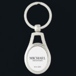 Porte-clés Nom et monogramme du Groomsman personnalisé modern<br><div class="desc">Cadeaux Groomsman Personnalisés modernes avec nom,  titre et date mariage personnalisées en noir classique serif style de police sur arrière - plan blanc. Aussi parfait pour Best Man,  Père de la Mariée et plus.</div>