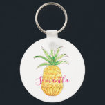 Porte-clés Nom personnalisé ananas<br><div class="desc">Ce porte - clé mignon et girly est décoré d'un ananas jaune aquarelle et d'un nom en typographie rose. Vous pouvez le customiser en changeant le nom ou en le faisant un monogramme. Aquarelle originale © Michele Davies.</div>