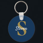 Porte-clés Nom personnalisé Monogram Navy Blue Gold<br><div class="desc">Ce simple monogramme personnalisé bleu marine et or porte - clé est idéal pour l’anniversaire, le jour du père, les cadeaux de vacances, les faveurs de mariage, etc. *Si vous avez besoin d'aide pour la conception ou si vous souhaitez faire correspondre des produits ou d'autres couleurs, veuillez me contacter par...</div>