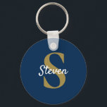 Porte-clés Nom personnalisé Monogram Navy Blue Gold<br><div class="desc">Ce simple monogramme personnalisé bleu marine et or porte - clé est idéal pour l’anniversaire, le jour du père, les cadeaux de vacances, les faveurs de mariage, etc. *Si vous avez besoin d'aide pour la conception ou si vous souhaitez faire correspondre des produits ou d'autres couleurs, veuillez me contacter par...</div>