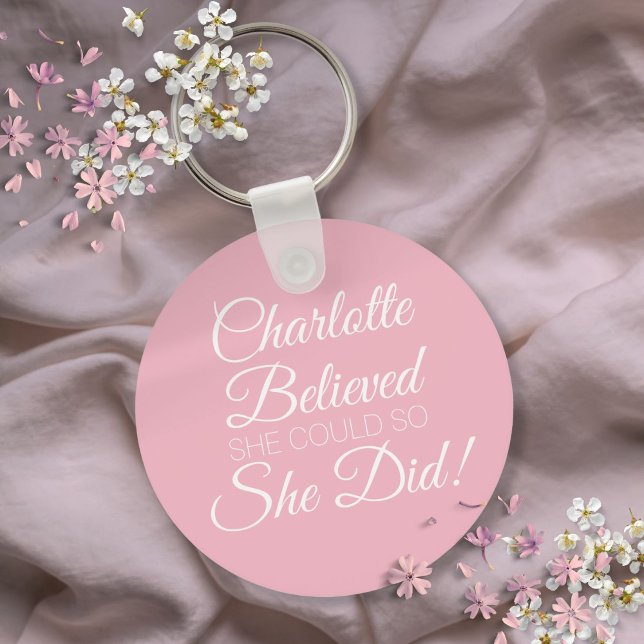 Porte-clés Nom personnalisé qu'elle croyait Script Rose (Personalized Name She Believed Script Pink Keychain)