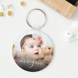Porte-clés Nom photo personnalisé Script d'écriture manuscrit<br><div class="desc">Créez votre propre porte - clé rond personnalisé avec votre nom de script manuscrit moderne personnalisé et votre photo bébé préférée.</div>