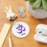 Porte-clés Nom, Symbole Om Motif violet 2 pouces en aluminium<br><div class="desc">Motif d'espace violet clair Om symbole sur un porte - clé d'aluminium rond de 2". Modifiez ou supprimez le nom à l'aide du Modèle fourni. Utilisez "Outil de conception" si vous voulez ajouter du texte à l'arrière. Un cadeau fabuleux pour n'importe qui et il est léger pour l'envoi. Mon best-seller,...</div>