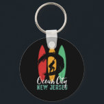 Porte-clés Ocean City Beach New Jersey Vintage Retro Surf<br><div class="desc">Design rétro vintage pour les surfeurs qui aiment surfer et surfer sur les vagues de l'océan. Vacances d'été cool, vacances de printemps marchandises pour ceux qui aiment le soleil chaud, le temps tropical, bronzage sous le palmier. Un design grandiose et déprimé à porter tout en profitant de la fête de...</div>