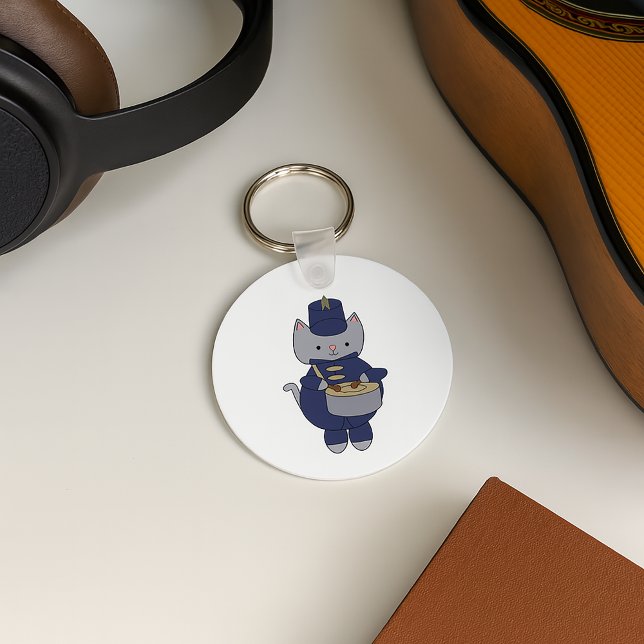 Porte-clés Orchestre défilant Drummer Cat Bleu marine Or (A keychain with a snare drum playing cat in a navy blue and gold marching band uniform.)