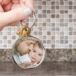 Porte-clés Our First Fathers Day - New Dad and Baby Photo<br><div class="desc">Create your own unique Phokeychain for the new dad's first father's day. A parfaitement opportunity to add a photo of dad and baby, just baby or all the familiy, as a lovely keepsake and a timeless treasure to enjoy every day. Le modèle est un ensemble de up ready for you...</div>