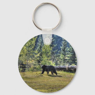 Porte-clés Ours Noir Traversant Un Pâturage De Ranch