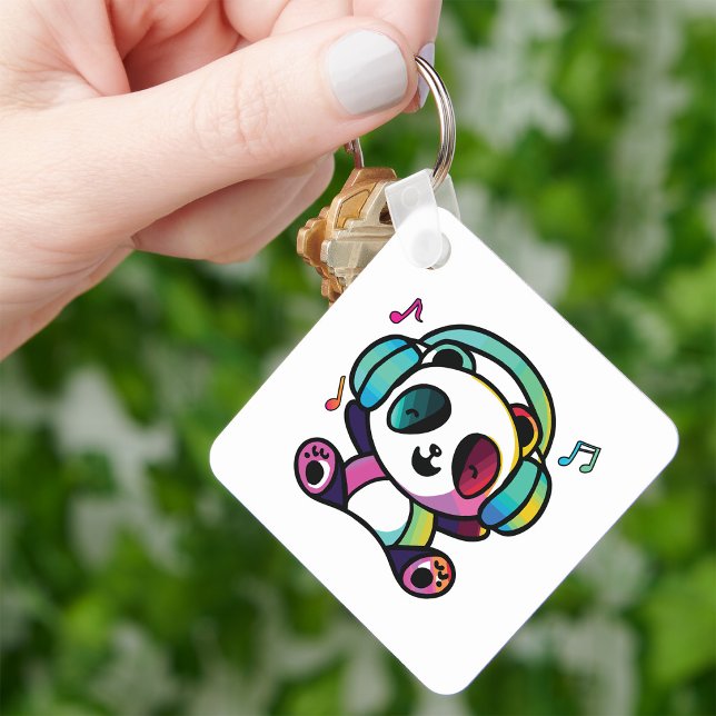 Porte-clés Panda heureux avec des écouteurs en train d'écoute (Happy Panda with headphones listening to music. Keychain)
