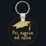 Porte-clés Par aspera ad astra Latin Citation Golden Graduati<br><div class="desc">Par aspera et astra Latin Citation porte - clé de Graduation de Script doré. Citation latino populaire signifiant Par les épreuves aux étoiles est grand pour un diplômé. Script tendance et bouchon de graduation doré sur arrière - plan noir. Grand cadeau pour un diplômé du secondaire, du collège ou de...</div>