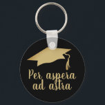 Porte-clés Par aspera ad astra Latin Citation Golden Graduati<br><div class="desc">Par aspera et astra Latin Citation porte - clé de Graduation de Script doré. Citation latino populaire signifiant Par les épreuves aux étoiles est grand pour un diplômé. Script tendance et bouchon de graduation doré sur arrière - plan noir. Grand cadeau pour un diplômé du secondaire, du collège ou de...</div>