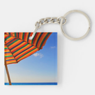 Porte-clés Parapluie de plage coloré sur une photographie d'u