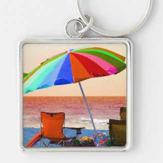 Porte-clés Parapluie et chaises de plage invertis colorés sur