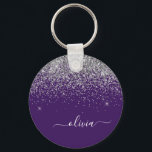 Porte-clés Parties scintillant d'argent violet Girl Nom du mo<br><div class="desc">Parties scintillant à étincelles violet et argenté Script Monogramme Nom Clés (Porte - clé). Cela rend le cadeau parfait pour 16 ans,  mariage,  douche nuptiale,  anniversaire,  baby shower ou bachelorette pour quelqu'un qui aime le luxe glam et les styles chic.</div>