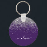 Porte-clés Parties scintillant d'argent violet Girl Nom du mo<br><div class="desc">Parties scintillant à étincelles violet et argenté Script Monogramme Nom Clés (Porte - clé). Cela rend le cadeau parfait pour 16 ans,  mariage,  douche nuptiale,  anniversaire,  baby shower ou bachelorette pour quelqu'un qui aime le luxe glam et les styles chic.</div>